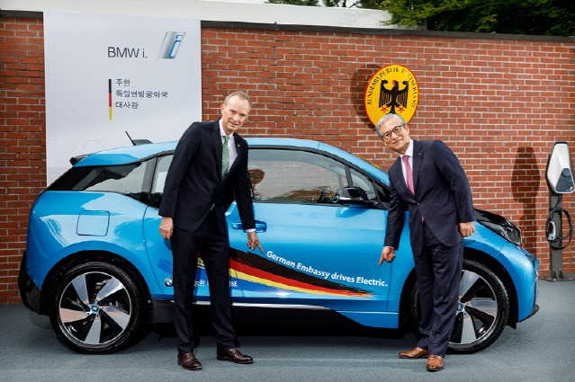 BMW 그룹 코리아, 주한 독일 대사관에 국내 첫 i3 94Ah 차량 전달
