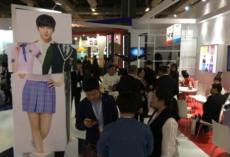 지난 4월 중국 상하이에서 열린 ‘2017 상하이국제교복박람회’ 형지엘리트 부스 상담 모습. 사진=형지엘리트 제공