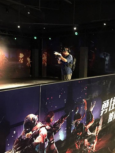 在中国青岛JOYPOLIS,游客正在体验“Mortal Blitz for Walking Attraction”