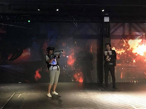 在中国青岛JOYPOLIS,游客正在体验“Mortal Blitz for Walking Attraction”