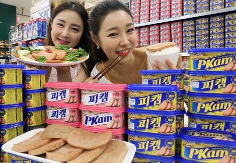 서울 한강로 이마트 용산점에서 모델들이 이마트에서 새로 출시한 프리미엄 햄 피코크 피캠을 선보이고 있다. 사진=이마트 제공