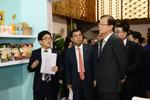 CJ제일제당이 ‘식문화 한류’의 주요 공략지로 베트남을 정하고 적극적인 공략에 나섰다. 지난해와 올해 킴앤킴(Kim&Kim), 까우제(Cau Tre), 민닷푸드(Minh Dat Food) 등 베트남 현지 식품업체 3곳을 인수한 데 이어, 글로벌 성장동력 발굴 및 식품 제조혁신을 위한 최첨단 통합생산기지 구축에 나선 것이다. CJ제일제당 김철하 대표이사 부회장(오른쪽)과 강신호 식품사업부문장 부사장(가운데)이 24일 베트남 호치민 젬센터에서 베트남 식품 통합생산기지 기공식 및 비전선포식을 마친 후 현지 직원을로부터 사업현황에 대한 설명을 듣고 있다. 사진=CJ제일제당 제공