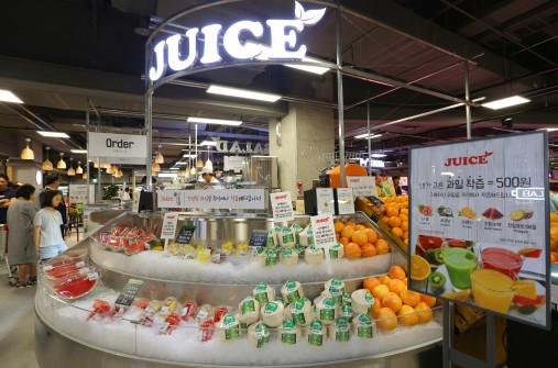 롯데마트 서초점 지하 2층의 ‘주스 스테이션(Juice station)’ 사진=롯데마트 제공