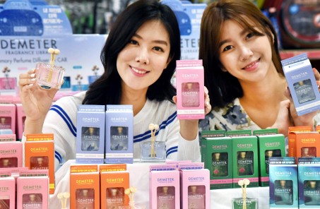 서울 등촌동 홈플러스 강서점에서 모델들이 글로벌 향수브랜드 ‘데메테르’가 세계 최초로 홈플러스에서 단독 론칭한 자동차용 디퓨저 방향제 8종을 선보이고 있다. 사진=홈플러스 제공
