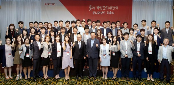 지난 7월 31일 서울 잠실 롯데호텔에서 진행된 롯데 기업문화위원회 주니어보드 위촉식에서 기업문화위원회 공동위장인 황각규 롯데 경영혁신실장(아랫줄 좌측에서 9번째), 이경묵 서울대 교수(아랫줄 좌측에서 8번째))이 주니어보드 46명과 함께 기념촬영을 하고 있다. 사진=롯데그룹 제공