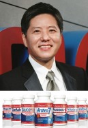 담철곤 오리온 회장과 US 닥터스클리니컬 제품. 사진=넥스트데일리 DB 및 오리온 제공