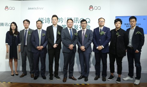 (왼쪽부터) 이니스프리 중국 마케팅 팀장 심혜지, 이니스프리 중국 전략기획 팀장 정재근, 이니스프리 글로벌 디비전 상무 김철, 이니스프리 중국 본부장 필리포 차이(Filipp Cai), 이니스프리 대표이사 안세홍, 텐센트 부총재 인위(殷宇), 텐센트 SNG 마케팅 총경리 리단(李丹), 텐센트 QQ pay 상품부 총경리 허양(