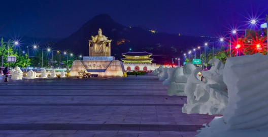전 세계 최초로 한여름 밤 도심 한복판에서 아마추어 조각가들이 그동안 갈고닦은 실력을 발휘해 눈전시회를 펼칠 예정이어서 무더위에 지친 시민들에게 색다른 즐거움을 선사하게 된다. 크라운해태제과(회장 윤영달)는 12일 오후 6시부터 서울 광화문광장에서 임직원 600명이 참여해 눈조각 300개를 만드는 '한여름밤 눈조각전'을 연다고 밝혔다. 사진은 예상도. 사진=크라운-해태제과 제공