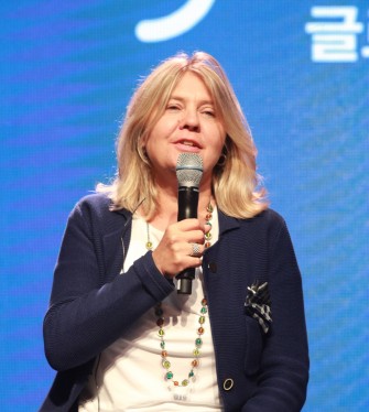 국내에서 영업을 하고 있는 3대 외국계 담배제조사 가운데 마지막으로 '브리티쉬 아메리칸 토바코 코리아(이하 BAT)'가 마지막으로 전자담배를 출시한다. BAT는 10일 오전 서울 광화문 포시즌스호텔 서울 그랜드볼룸에서 기자간담회 열고 히팅 디바이스 ‘글로(glo)’와 전용 담배 ‘던힐 네오스틱(Dunhill Neostiks)’를 출시한다고 밝혔다. 기자간담회에 참석한 BAT 북아시아 지역 총괄 로베르타 팔라제티 (Roberta Palazzetti)씨가 글로에 대해 설명하고 있다. 사진=브리티쉬 아메리칸 토바코 코리아 제공
