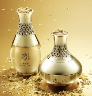 LG생활건강이 50~60대 시니어 여성들의 복합적인 피부 고민 해결에 도움을 주는 고품격 프리미엄 라인인 ‘수려한 천삼 골든 라인’을 출시했다. 사진=LG생활건강 제공