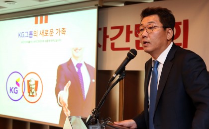 오리지널 치킨 전문 브랜드 'KFC'가 올해 흑자전환을 이끌어 내고 오는 2023년까지 매장을 500개까지 늘리겠다는 청사진을 밝혔다. 11일 서울 프레스센터에서 열린 기자간담회에서 엄익수 KFC코리아 대표가 향후 운영에 대해 설명하고 있다. 사진= KFC코리아 제공
