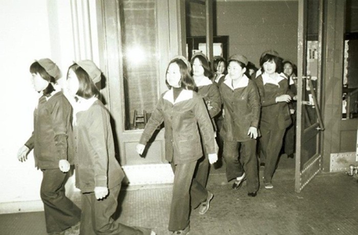버스 안내양. 출처 : 서울 사진 아카이브