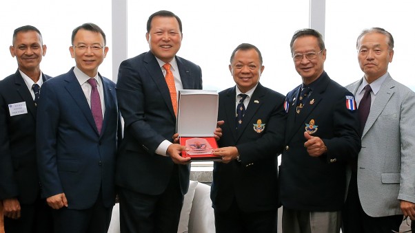 롯데는 16일 태국 한국전참전협회로부터 한국전쟁 참전용사들의 고귀한 희생을 잊지 않는 보은사업 복지회관 건립에 대한 공로를 인정받아 감사패를 전달받았다. (사진 왼쪽부터) 태국 UN참전마을 위닛 촌장, 롯데그룹 경영혁신실 커뮤니케이션팀 오성엽 부사장, 롯데그룹 경영혁신실 황각규 사장, 태국한국전참전협회 반딧 말라이아리손 회장, 태국한국전참전협회 위락삭 부회장, 김정남 前육사교장. 사진=롯데그룹 제공