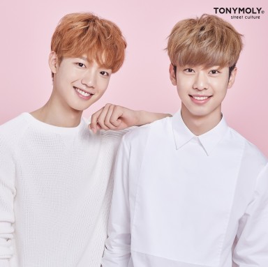 토니모리는 최근 유닛 그룹 MXM 임영민과 김동현을 토니모리 모델로 발탁했다. 사진=토니모리 제공