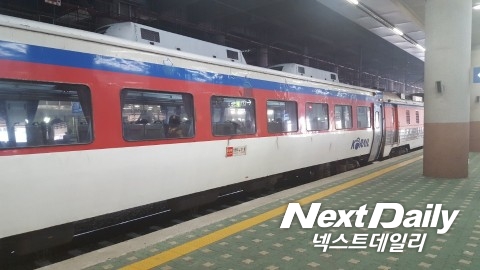 지난 13일 시운전 중인 기관차가 추돌하며 경의중앙선 열차 운행에 큰 차질이 빚어졌다. 하지만 코레일의 상황대처가 미흡해 시민들이 분통을 터뜨렸다. 사진은 오전 10시55분 청량리를 출발해 안동으로 가는 무궁화호 열차. 사진=황재용 기자