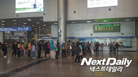 코레일 측이 오전 10시55분 열차를 타려던 고객에게 100% 환불을 해줬지만 매표소 한 창구에서만 환불이 가능해 승객 모두가 기다리는 사태가 발생했다. 사진=황재용 기자