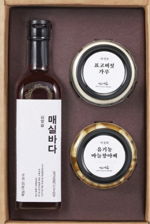 현대백화점은 올해 추석을 맞아 명절 기간뿐 아니라 명절 이후 1년간 유기농 농산물을 정기 배송해주는 이색 선물세트 ‘1년 동안의 선물’을 내놨다고 밝혔다. '1년 동안의 선물' 상품 중 추석 이전 배송되는 '명인명촌 선물세트' 이미지. 사진=현대백화점 제공