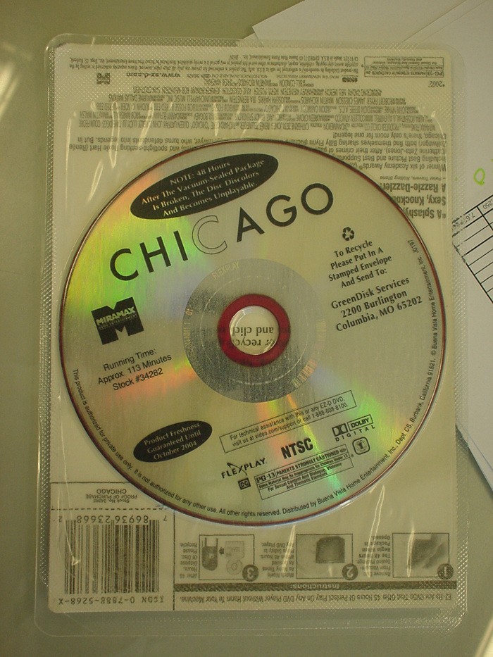 개봉하면 48시간 동안만 재생이 가능한 DVD. 상단에 NOTE: 48 Hours after the vacuum-sealed package is broken, the disc discolors and becomes unplayable(참고 : 진공 포장을 개봉한 후 48 시간이 지나면 디스크가 변색되고 재생할 수 없게 됩니다) 란 안내문이 보인다.