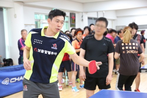 보람할렐루야 탁구단 이정우 선수가 지난 23일 서울시 탁구협회가 주관하는 ‘국가대표와 함께 찾아가는 탁구강습회’에서 재능기부를 통해 이웃 사랑에 동참했다고 25일 밝혔다. 사진=보람할렐루야 탁구단 제공