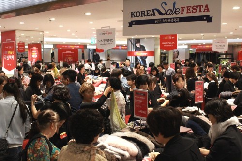 지난 28일부터 시작된 국내 최대 쇼핑·문화축제인 ‘코리아 세일 페스타(Korea Sale FESTA)’를 맞아 백화점업계가 푸짐한 경품을 내걸고 대대적인 할인 행사를 벌인다. 지난 2016년 롯데백화점의 세일 페스타 행사 모습. 사진=롯데백화점 제공