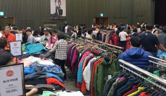 지난 28일부터 시작된 국내 최대 쇼핑·문화축제인 ‘코리아 세일 페스타(Korea Sale FESTA)’를 맞아 백화점업계가 푸짐한 경품을 내걸고 대대적인 할인 행사를 벌인다. 지난 2016년 신세계백화점의 세일 페스타 행사 모습. 사진=신세계백화점 제공