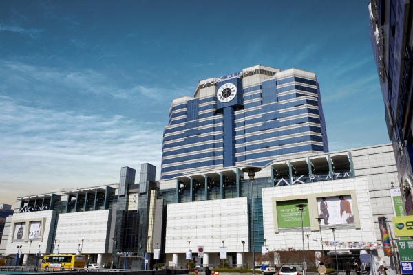지난 28일부터 시작된 국내 최대 쇼핑·문화축제인 ‘코리아 세일 페스타(Korea Sale FESTA)’를 맞아 백화점업계가 푸짐한 경품을 내걸고 대대적인 할인 행사를 벌인다. AK플라자 분당점. 사진=AK플라자 제공
