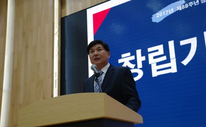 최재호 무학그룹 회장(사진)은 지난 2일 경남 창원시 무학 본사 대강당에서 본사 임직원 100여명이 참석한 가운데 열린 창립 88주년 기념식에서 기념사를 하고 있다. 사진=무학그룹 제공
