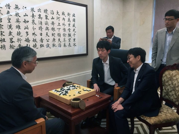 추궈홍(邱國洪) 주한 중국대사(왼쪽)와 이창호 9단이 지도대국 후 복기하는 장면. 이창호 9단 오른쪽은 목진석 국가대표 상비군 감독.