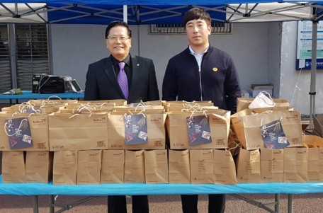 교촌치킨이 제15회 경상북도 장애인 복지관협회장기 지적장애인 축구대회에 교촌 살살치킨을 후원했다. (사진 왼쪽부터) 경산시 장애인 종합복지관 장재섭 관장, 교촌치킨 대구동부지사 최명기 주임. 사진=교촌치킨 제공