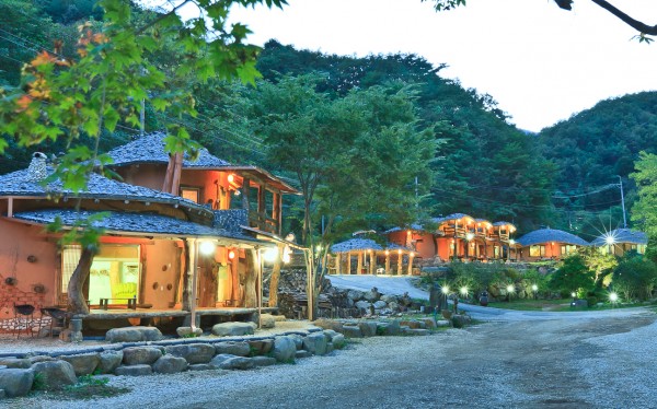지리산의 빼어난 경치를 만끽하면서 심신의 건강까지 챙길 수 있도록 세심하게 배려한 아기자기한 펜션이 있어 관심을 끌고 있다. ‘테마펜션’ ‘건강펜션’ ‘웰빙펜션’ ‘지리산과 하동의 대표 펜션’으로 유명세를 타고 있는 ‘아름다운 산골 펜션’이 그 곳이다. 사진=아름다운 산골 펜션 제공