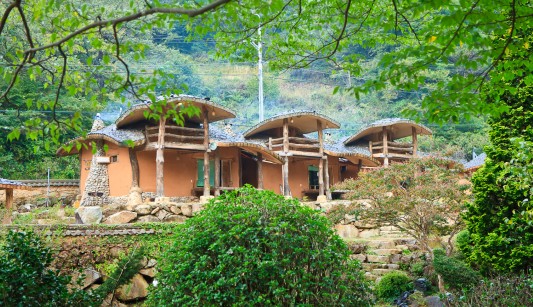 지리산의 빼어난 경치를 만끽하면서 심신의 건강까지 챙길 수 있도록 세심하게 배려한 아기자기한 펜션이 있어 관심을 끌고 있다. ‘테마펜션’ ‘건강펜션’ ‘웰빙펜션’ ‘지리산과 하동의 대표 펜션’으로 유명세를 타고 있는 ‘아름다운 산골 펜션’이 그 곳이다. 사진=아름다운 산골 펜션 제공