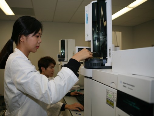 CJ제일제당은 23일 BIO기술연구소가 산업통산자원부 국가기술표준원 산하 한국인정기구인 KOLAS(Korea Laboratory Accreditation Scheme)로부터 자사 친환경 그린 바이오 소재인 '핵산과 사료용 아미노산' 시험분야에 대해 국제공인시험기관 인정을 획득하는 개가를 올렸다고 밝혔다. 연구소 직원들이 시험 및 분석활동을 벌이고 있다. 사진=CJ제일제당 제공