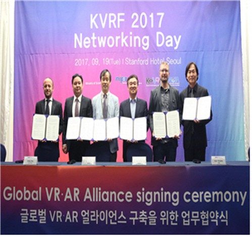 정보통신산업진흥원은 최근 상암 DMC에서 개최된 `코리아 VR 페스티벌(KVRF) 2017`을 계기로 가상현실(VR) 분야 수출과 투자유치가 크게 활성화되고 있다고 31일 밝혔다. 사진=정보통신산업진흥원 제공