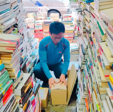 청계천 헌책방거리의 ‘밍키’서점의 채오식 사장이 책을 택배박스에 포장하고 있다. 사진=‘책 it out’ 제공