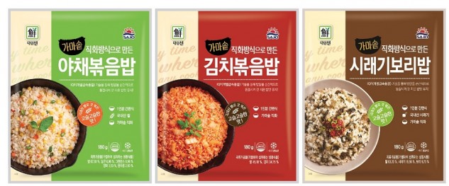 식품업계가 기온이 내려가면서 따뜻하게 즐길 수 있는 가정간편식 제품을 잇따라 선보이고 있다. 사조대림의 ‘대림선 가마솥 볶음밥’. 사진=사조대림 제공