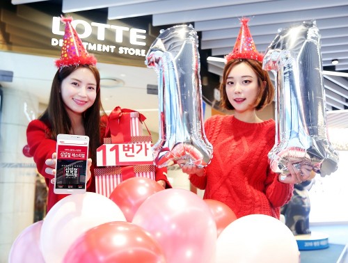 SK플래닛 11번가가 롯데백화점을 비롯해 전국 3만여개의 오프라인 매장에서 ‘십일절’ 프로모션을 펼친다. 모델들이 서울 소공동 롯데백화점 본점 앞에서 11번가의 ‘십일절’을 알리고 있다. 사진=11번가 제공