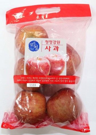 대형마트 업체들이 때 아닌 이색 과일 판매전을 펼치고 있다. 이마트는 사상 처음으로 전국 모든 점포에서 지난 9일부터 고랭지인 강원도 정선 임계지역의 사과 판매에 나섰다. 사진=이마트 제공