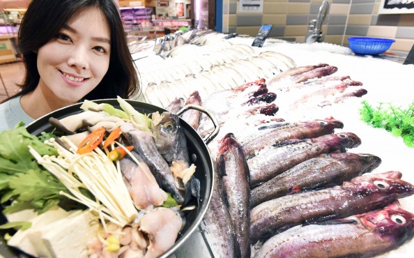 홈플러스 강서점에서 모델이 탕거리용 생물 생태를 선보이고 있다. 사진=홈플러스 제공