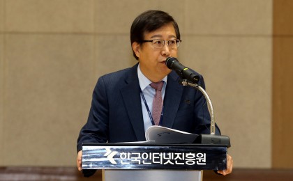 한국인터넷진흥원(KISA)은 지난 11월 13일 한국인터넷진흥원 나주청사 대강당에서 김석환 제5대 원장 취임식을 열었다고 밝혔다. 김 원장이 취임사를 하고 있다. 사진=한국인터넷진흥원 제공