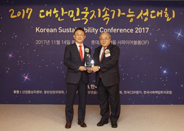 14일 오전 서울 소공동 롯데호텔에서 열린 '2017 대한민국 지속가능성대회'에서 김우석 삼성화재 기획1팀장(좌)이 백수현 한국표준협회 회장(우)에게 대한민국 지속가능성지수 손해보험부문 1위 트로피를 받고 있다.