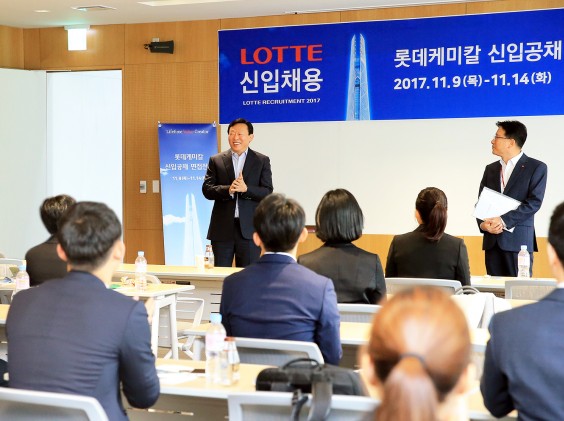 신동빈 롯데그룹 회장이 지난 13일 서울 잠실 롯데월드타워 15층 롯데케미칼 본사에서 진행된 신입사원 공개채용 현장을 들러 지원자들을 격려하고 있다. 사진=롯데그룹 제공