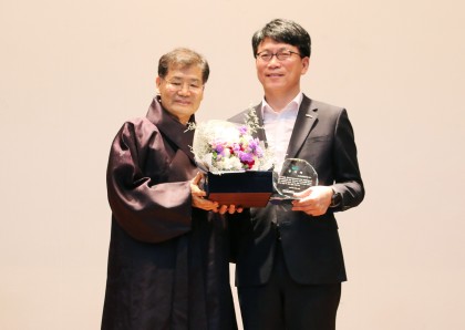 교촌에프앤비가 오산남부복지관으로부터 감사패를 수상했다. 교촌에프앤비 윤순도 전무(사진 오른쪽)와 오산남부종합사회복지관 신영묵 관장이 기념촬영을 하고 있다. 사진=교촌에프앤비 제공