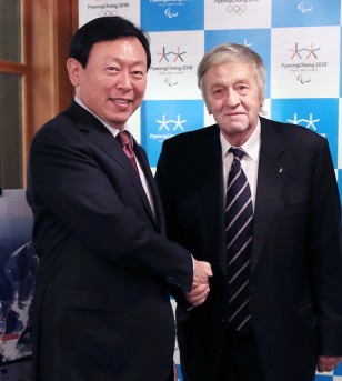 대한스키협회장인 신동빈 롯데그룹 회장이 세계스키연맹(FIS) 집행위원 회의에 참석한 FIS 지앙 프랑코 카스퍼 회장(Gian Franco Kasfer, 스위스)에게 평창동계올림픽 준비상황에 대해 설명하고 기념촬영을 하고 있다. 사진=롯데그룹 제공