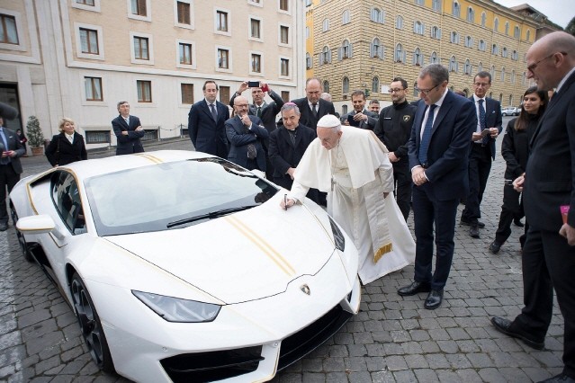 람보르기니, 프란치스코 교황에 우라칸 스페셜 에디션 기증