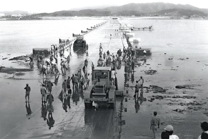 1976년 물에 잠긴 잠수교. 상단에 반포대교를 건설하기 전이다. - 서울시 제공