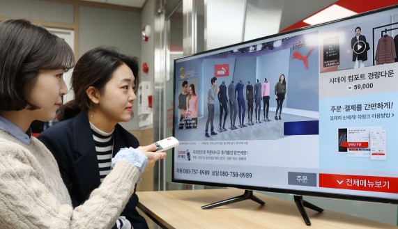 개국 3년차를 맞은 T커머스 업체인 ‘신세계TV쇼핑’가 올해 4분기 처음으로 흑자전환을 에상하고 있는 가운데 ▲‘소비자 선택이 가능한 방송’ ▲‘편리한 결제 시스템’ ▲‘차별화된 상품’ 등을 3대 핵심 경쟁력으로 삼고 ‘T커머스 2.0 시대’를 본격적으로 선보인다고 밝혔다. 다중방송 시청 모습. 사진=신세계TV쇼핑 제공