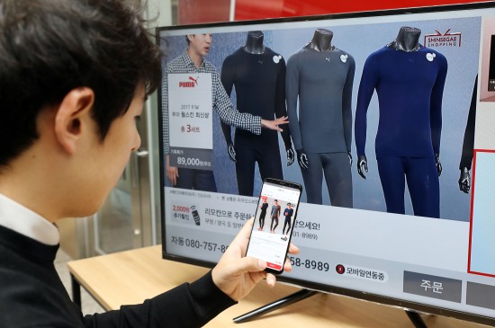 개국 3년차를 맞은 T커머스 업체인 `신세계TV쇼핑`가 올해 4분기 처음으로 흑자전환을 에상하고 있는 가운데 ▲`소비자 선택이 가능한 방송` ▲`편리한 결제 시스템` ▲`차별화된 상품` 등을 3대 핵심 경쟁력으로 삼고 `T커머스 2.0 시대`를 본격적으로 선보인다고 밝혔다. 모바일 결제 모습. 사진=신세계TV쇼핑 제공