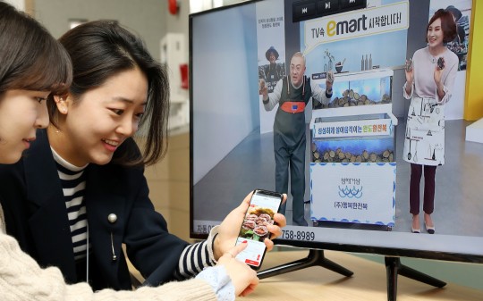 개국 3년차를 맞은 T커머스 업체인 ‘신세계TV쇼핑’가 올해 4분기 처음으로 흑자전환을 에상하고 있는 가운데 ▲‘소비자 선택이 가능한 방송’ ▲‘편리한 결제 시스템’ ▲‘차별화된 상품’ 등을 3대 핵심 경쟁력으로 삼고 ‘T커머스 2.0 시대’를 본격적으로 선보인다고 밝혔다. 이마트 TV 장보기 모습. 사진=신세계TV쇼핑 제공
