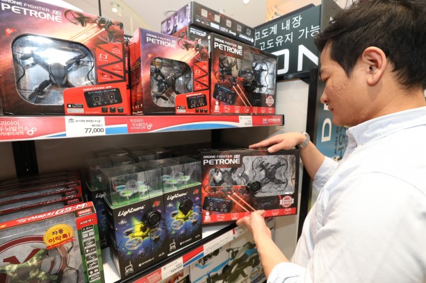 이마트가 청년사업가와 중소기업의 기대할 만한 제품을 자사 점포에 입점시켜 고객의 평가를 받는 기회를 제공한다. 이마트는 지난달 30일 월계점을 시작으로 전국 10여개 점포에서 2주씩 순회하며 ‘2017 이마트 스타상품 개발 프로젝트’에서 본선 무대를 통과한 29개의 예비스타 상품을 테스트 판매한다고 밝혔다. 사진=이마트 제공
