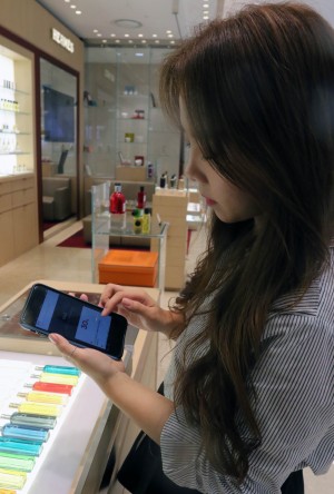 고객 편의를 위해 앱에 인공지능과 증강현실 등의 첨단기능을 접목시킨 결과, 회원이 급증하고 매출도 상승곡선을 그리는 성과를 일궈냈다. 신세계백화점 측은 자사 앱에 업계 최초로 빅데이터를 분석해 고객 개개인이 선호하는 브랜드와 쇼핑정보를 제공하는 새로운 마케팅 기법을 도입한 결과, 당초 목표보다 빠르게 100만 회원을 돌파했다고 밝혔다. 사진=신세계백화점 제공